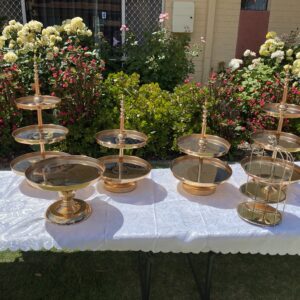 Gold cake stands naslovna